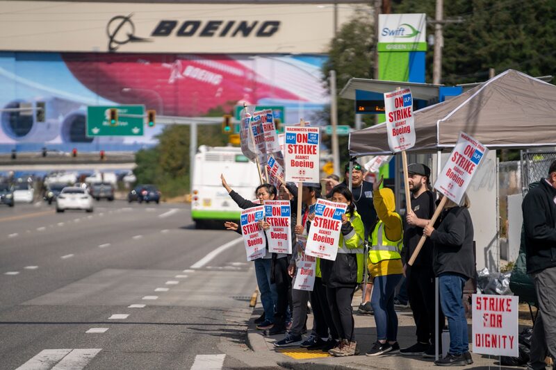 Boeing se centra en volver a formar y certificar a los trabajadores que regresan a sus fábricas y en sanear su cadena de suministro. Boeing se centra en volver a formar y certificar a los trabajadores que regresan a sus fábricas y en sanear su cadena de suministro.