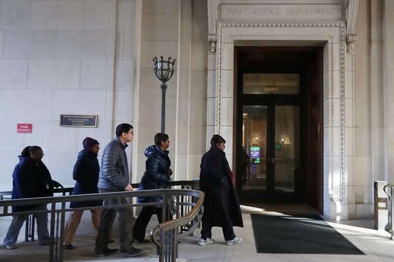 Tribunal decide mantener por ahora en sus puestos a 25.000 trabajadores federales despedidos. Tribunal decide mantener por ahora en sus puestos a 25.000 trabajadores federales despedidos.