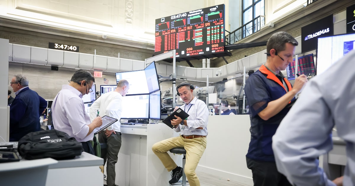 Wall Street sube por impulso de IA y caída del petróleo