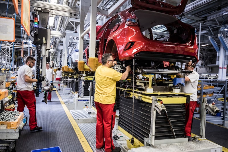 Un trabajador repara piezas al eje de un automóvil Kia Cee'd en la línea de ensamblaje en Eslovaquia, el lunes 14 de mayo de 2018. Un trabajador repara piezas al eje de un automóvil Kia Cee'd en la línea de ensamblaje en Eslovaquia, el lunes 14 de mayo de 2018.