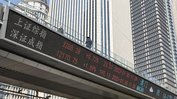 Mercados chinos se aproximan a un sombrío hito a medida que su caída se profundiza Mercados chinos se aproximan a un sombrío hito a medida que su caída se profundiza