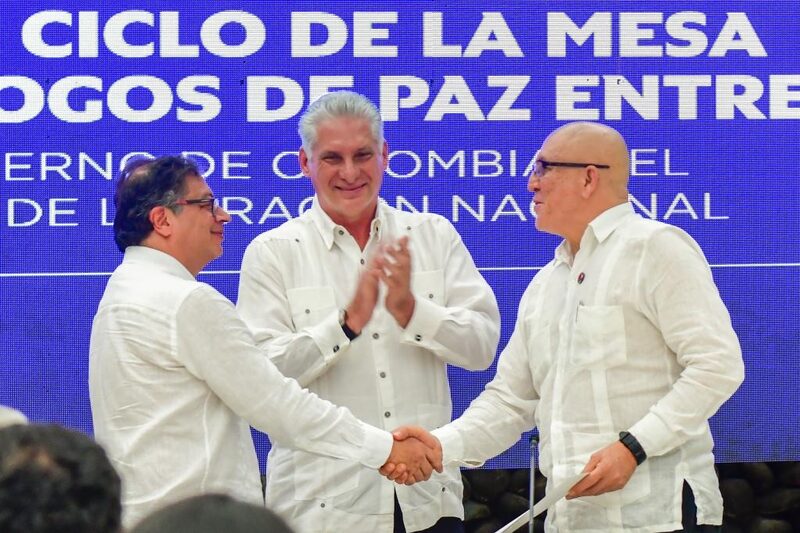 Gustavo petro, presidente de Colombia, y Antonio García, líder guerrillero del ELN, en La Habana (Cuba) durante la firma del cese al fuego. Gustavo petro, presidente de Colombia, y Antonio García, líder guerrillero del ELN, en La Habana (Cuba) durante la firma del cese al fuego.