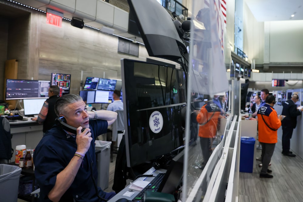 Traders work on the floor of the American Stock Exchange (AMEX) at the New York Stock Exchange (NYSE) in New York, US, on Monday, June 1, 2026. A renewed rally in oil drove bonds lower while stocks fluctuated as a report that Iran will halt talks with the US cast doubt on a ceasefire renewal. Photographer: Michael Nagle/Bloomberg Traders work on the floor of the American Stock Exchange (AMEX) at the New York Stock Exchange (NYSE) in New York, US, on Monday, June 1, 2026. A renewed rally in oil drove bonds lower while stocks fluctuated as a report that Iran will halt talks with the US cast doubt on a ceasefire renewal. Photographer: Michael Nagle/Bloomberg
