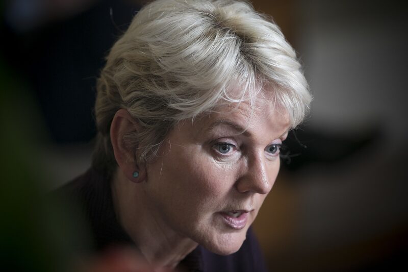 Jennifer Granholm, secretaria de Energía de EE.UU., durante una entrevista en Sidney, Australia, el lunes 11 de julio de 2022. Granholm aprovechará las conversaciones con países como India y Japón para recabar apoyos para un nuevo esfuerzo destinado a limitar los precios del petróleo ruso. Jennifer Granholm, secretaria de Energía de EE.UU., durante una entrevista en Sidney, Australia, el lunes 11 de julio de 2022. Granholm aprovechará las conversaciones con países como India y Japón para recabar apoyos para un nuevo esfuerzo destinado a limitar los precios del petróleo ruso.