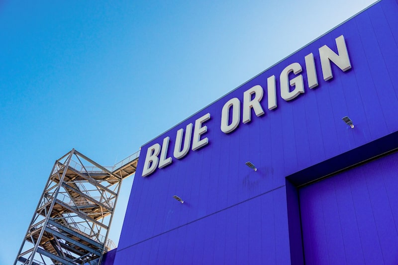 Cartel de Blue Origin en el complejo industrial de la empresa en Merritt Island, Florida (EE. UU.). Fotógrafo: Saúl Martínez/Bloomberg Cartel de Blue Origin en el complejo industrial de la empresa en Merritt Island, Florida (EE. UU.). Fotógrafo: Saúl Martínez/Bloomberg