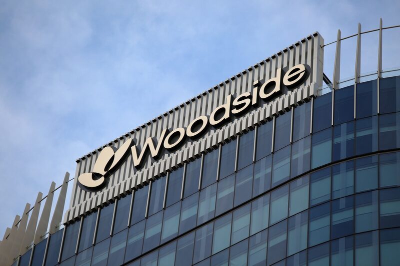 Señalización de Woodside Energy Group Ltd. en la parte superior del edificio Mia Yellagonga, que alberga la sede de la empresa, en Perth, Australia. Señalización de Woodside Energy Group Ltd. en la parte superior del edificio Mia Yellagonga, que alberga la sede de la empresa, en Perth, Australia.