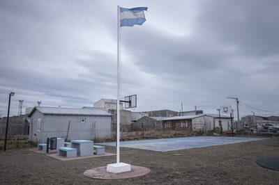 El frío mantiene a los habitantes de Río Grande en sus hogares, y fuera de este parque cerca de la zona industrial de la ciudad.