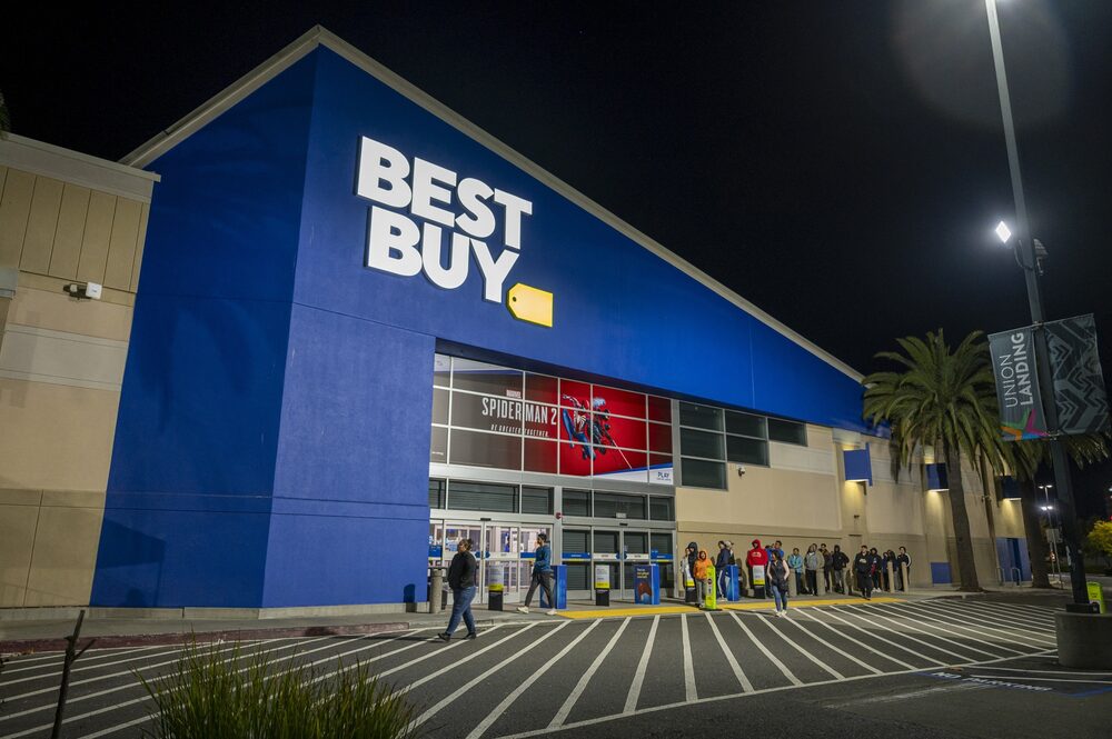 Compradores esperam na fila do lado de fora de uma loja Best Buy em 24 de novembro de 2023: (Foto: David Paul Morris/Bloomberg) Compradores esperam na fila do lado de fora de uma loja Best Buy em 24 de novembro de 2023: (Foto: David Paul Morris/Bloomberg)