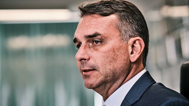 Mercados de Brasil se desploman tras el respaldo de Bolsonaro a su hijo para la presidencia Mercados de Brasil se desploman tras el respaldo de Bolsonaro a su hijo para la presidencia