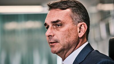 Mercados de Brasil se desploman tras el respaldo de Bolsonaro a su hijo para la presidencia Mercados de Brasil se desploman tras el respaldo de Bolsonaro a su hijo para la presidencia