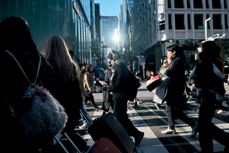 Unos peatones cruzan una calle en Tokio, Japón, el lunes 15 de diciembre de 2025. Unos peatones cruzan una calle en Tokio, Japón, el lunes 15 de diciembre de 2025.