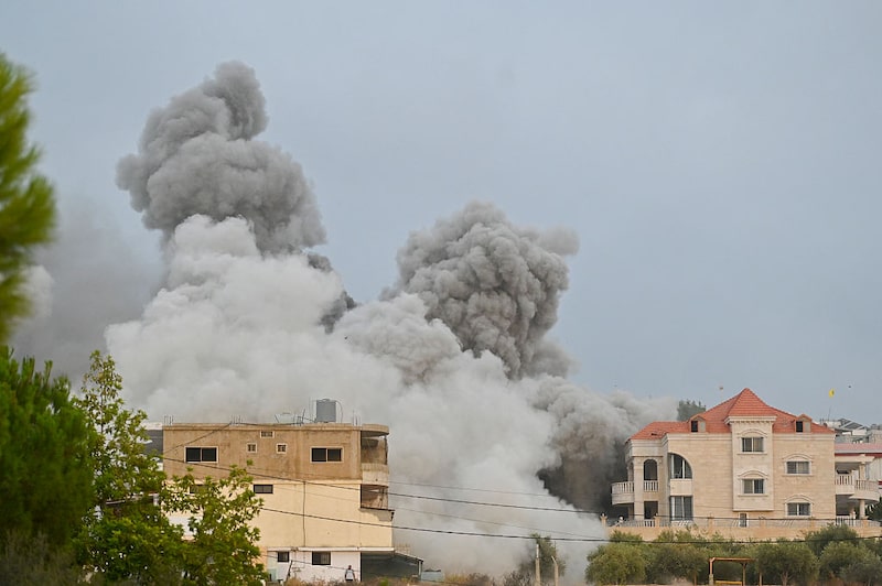 El humo se eleva desde el lugar donde se produjo un ataque aéreo israelí contra la aldea de Tayr Debba, en el sur del Líbano, el 6 de noviembre de 2025. El humo se eleva desde el lugar donde se produjo un ataque aéreo israelí contra la aldea de Tayr Debba, en el sur del Líbano, el 6 de noviembre de 2025.