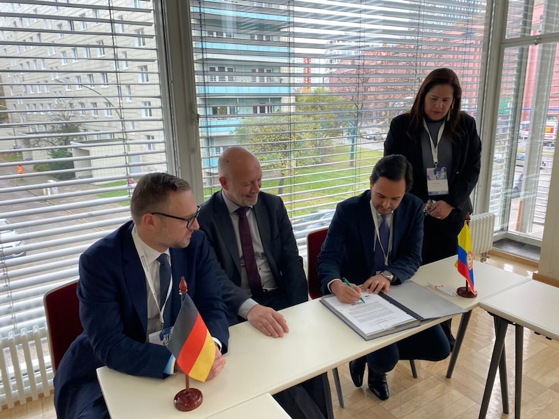 El ministro de Minas y Energía colombiano, Diego Mesa, firma el acuerdo con los representantes del Gobierno alemán. El ministro de Minas y Energía colombiano, Diego Mesa, firma el acuerdo con los representantes del Gobierno alemán.