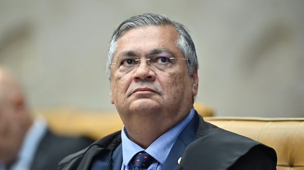 Dino reverte decisão de Mendonça sobre chefe da PF e acirra disputa interna no STF Dino reverte decisão de Mendonça sobre chefe da PF e acirra disputa interna no STF