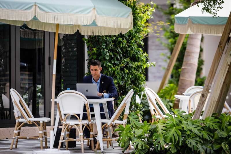 Un cliente trabaja con una computadora portátil en el comedor exterior del restaurante Pura Vida, en Rosemary Avenue, West Palm Beach, Florida, EE.UU., el viernes 27 de agosto de 2021. Un cliente trabaja con una computadora portátil en el comedor exterior del restaurante Pura Vida, en Rosemary Avenue, West Palm Beach, Florida, EE.UU., el viernes 27 de agosto de 2021.
