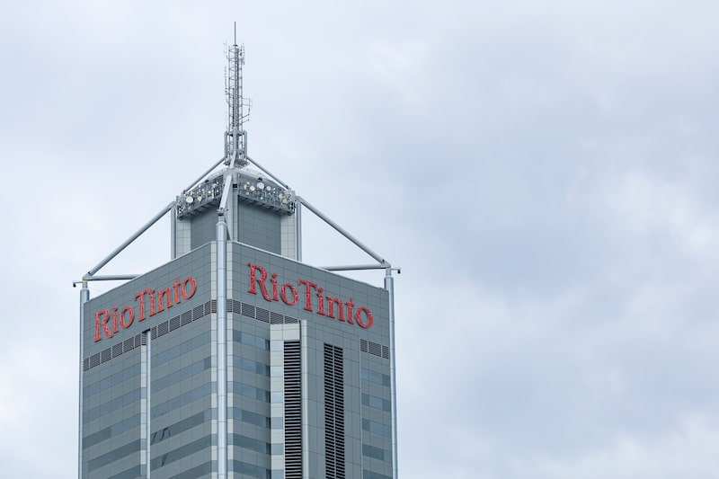 El logotipo de Rio Tinto en lo alto del edificio de la sede central de la empresa en Perth, Australia. El logotipo de Rio Tinto en lo alto del edificio de la sede central de la empresa en Perth, Australia.