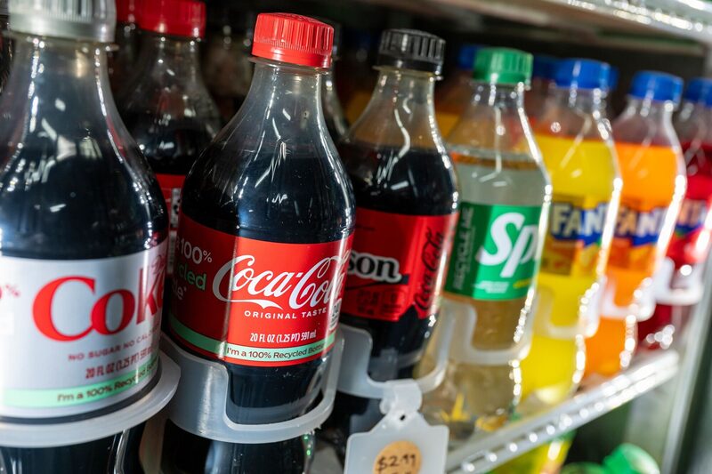 Coca-Cola sorprende con ganancias sólidas y dice que impacto arancelario será “manejable”. Coca-Cola sorprende con ganancias sólidas y dice que impacto arancelario será “manejable”.