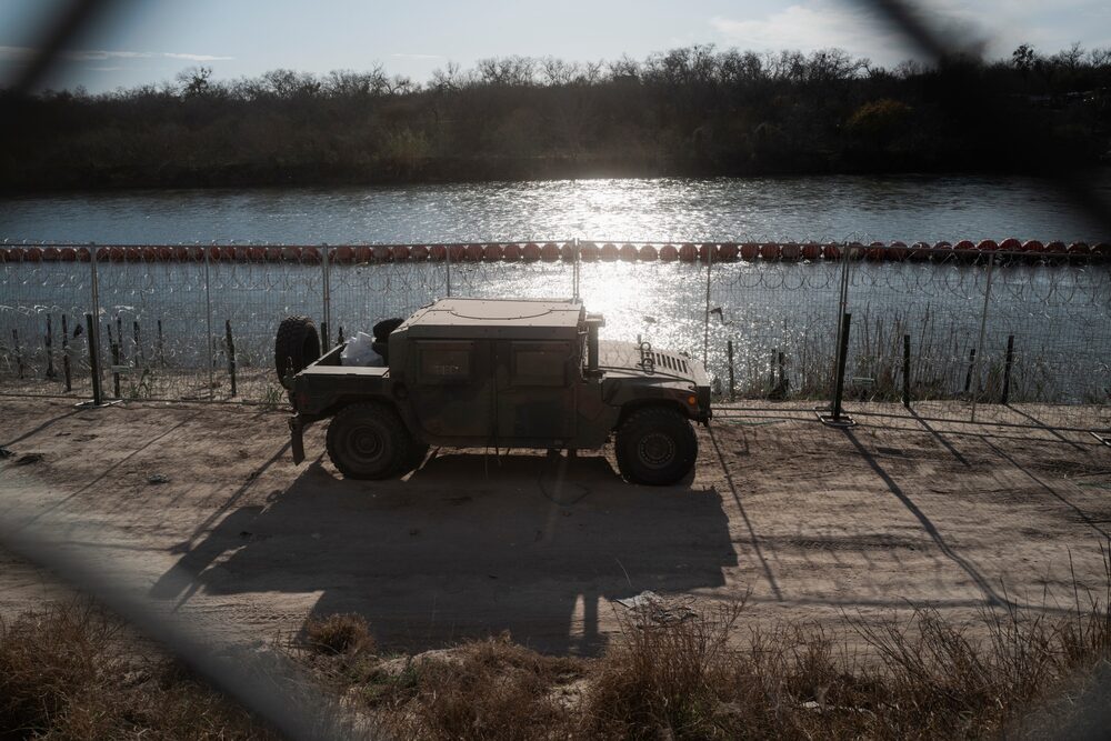 Miembros de la Guardia Nacional de Texas patrullan un tramo del río Grande en Eagle Pass, Texas, el 23 de febrero de 2024.Fotografia: Jordan Vonderhaar/Bloomberg Miembros de la Guardia Nacional de Texas patrullan un tramo del río Grande en Eagle Pass, Texas, el 23 de febrero de 2024.Fotografia: Jordan Vonderhaar/Bloomberg
