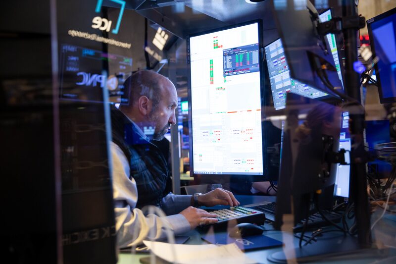 Mercados seguem repercutindo cenário de aversão ao risco com tensões geopolíticas no radar. Mercados seguem repercutindo cenário de aversão ao risco com tensões geopolíticas no radar.