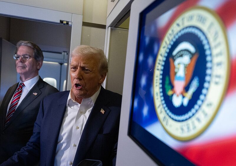 El presidente estadounidense Donald Trump habla mientras el secretario del Tesoro Scott Bessent (izquierda) observa, durante una rueda de prensa a bordo del Air Force One, en su vuelo a Japón el 27 de octubre de 2025.  El presidente estadounidense Donald Trump habla mientras el secretario del Tesoro Scott Bessent (izquierda) observa, durante una rueda de prensa a bordo del Air Force One, en su vuelo a Japón el 27 de octubre de 2025.