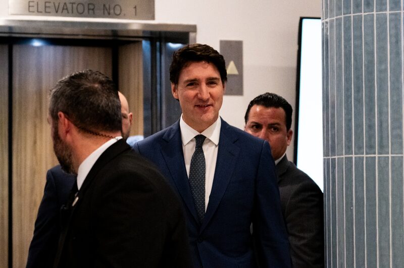 El primer ministro canadiense, Justin Trudeau, se reunirá con el presidente electo Donald Trump el viernes, según personas familiarizadas con sus planes. El primer ministro canadiense, Justin Trudeau, se reunirá con el presidente electo Donald Trump el viernes, según personas familiarizadas con sus planes.
