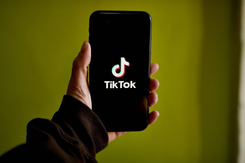 El logotipo de TikTok en un smartphone. El logotipo de TikTok en un smartphone.