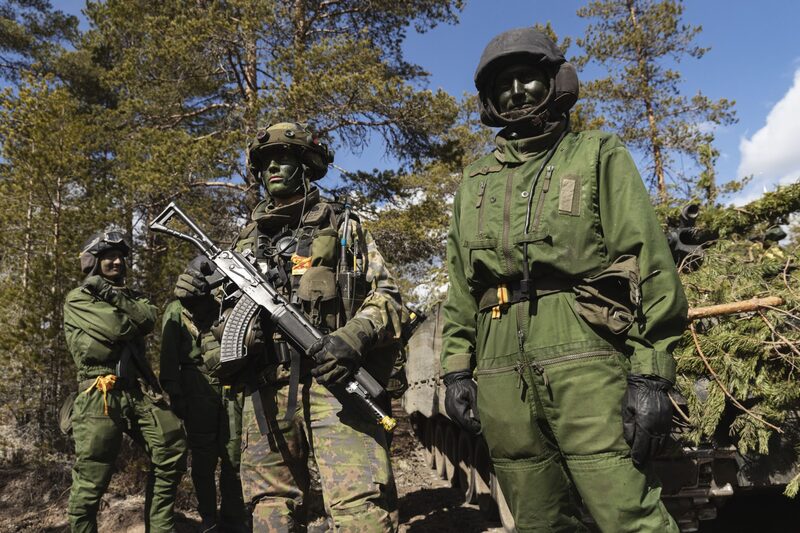 Tripulación de un tanque de asalto ligero CV9030 durante el ejercicio de entrenamiento Arrow 22 del ejército finlandés, con fuerzas participantes del Reino Unido, Letonia, Estados Unidos y Estonia, en Niinisalo, Finlandia, el miércoles 4 de mayo de 2022. Tripulación de un tanque de asalto ligero CV9030 durante el ejercicio de entrenamiento Arrow 22 del ejército finlandés, con fuerzas participantes del Reino Unido, Letonia, Estados Unidos y Estonia, en Niinisalo, Finlandia, el miércoles 4 de mayo de 2022.