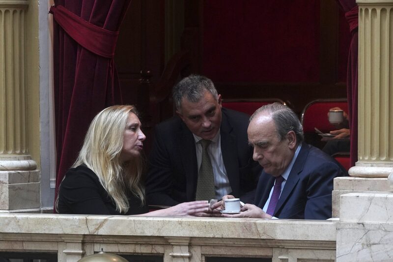 Milei esperaba conseguir la aprobación del proyecto y firmar un pacto con los gobernadores de la nación antes del 25 de mayo. Milei esperaba conseguir la aprobación del proyecto y firmar un pacto con los gobernadores de la nación antes del 25 de mayo.