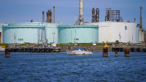 Petróleo sube ante las tensiones con Irán y futuros de Estados Unidos caen Petróleo sube ante las tensiones con Irán y futuros de Estados Unidos caen