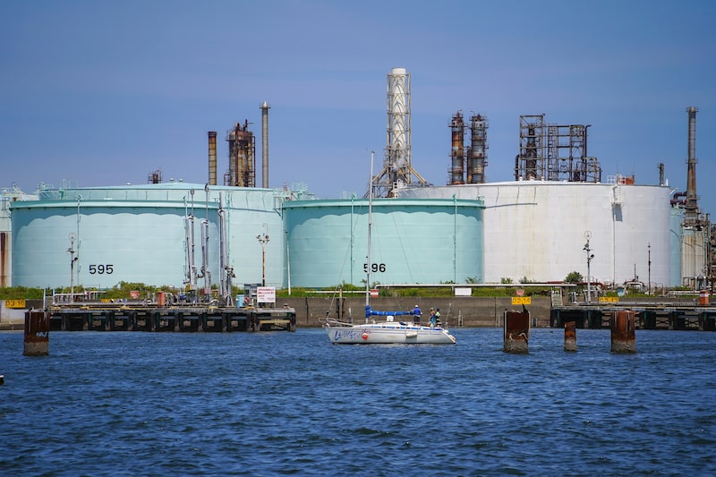 Tanques de almacenamiento de petróleo en la refinería Negishi de Eneos Corp., en la zona industrial de Keihin, Yokohama, prefectura de Kanagawa, Japón. (Foto: Toru Hanai/Bloomberg). Tanques de almacenamiento de petróleo en la refinería Negishi de Eneos Corp., en la zona industrial de Keihin, Yokohama, prefectura de Kanagawa, Japón. (Foto: Toru Hanai/Bloomberg).