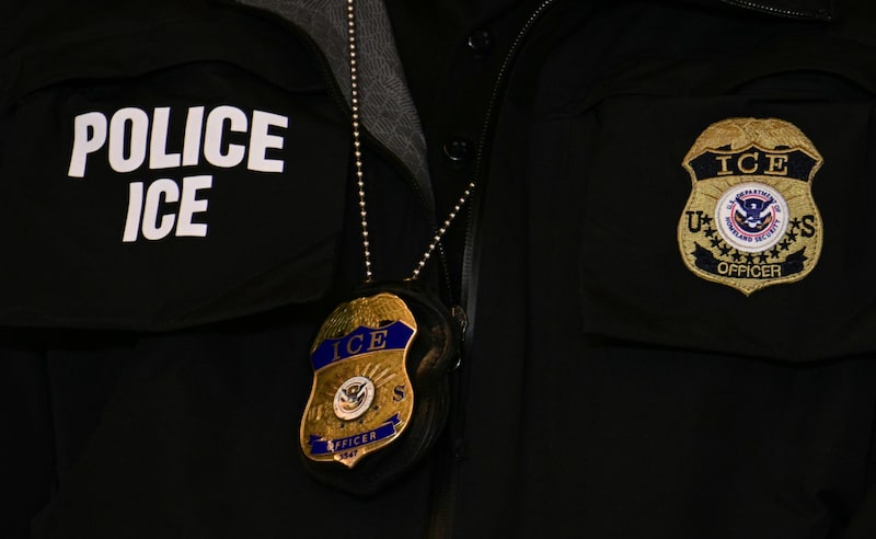 Una insignia y una placa del ICE en Minneapolis. Foto: Getty Images North America Una insignia y una placa del ICE en Minneapolis. Foto: Getty Images North America