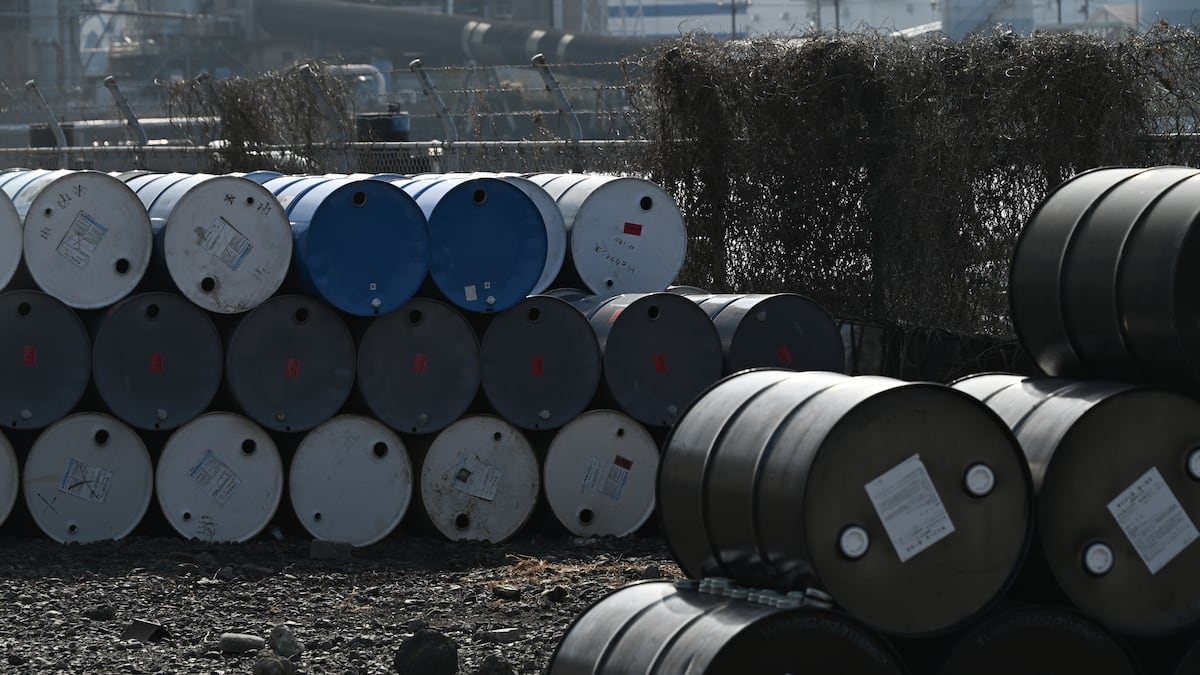 Petróleo se desploma tras tregua en Medio Oriente, pero analistas alertan por una “fantasía”