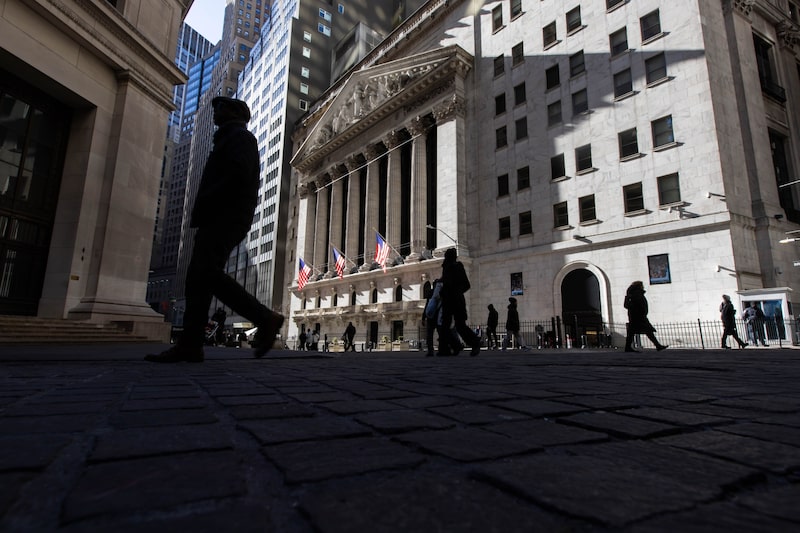 Las empresas financieras que ofrecen fondos de inversión a los clientes cobran las llamadas comisiones de espacio en estantería a los gestores de activos que ofrecen los fondos a cambio de distribución y apoyo operativo. Las empresas financieras que ofrecen fondos de inversión a los clientes cobran las llamadas comisiones de espacio en estantería a los gestores de activos que ofrecen los fondos a cambio de distribución y apoyo operativo.