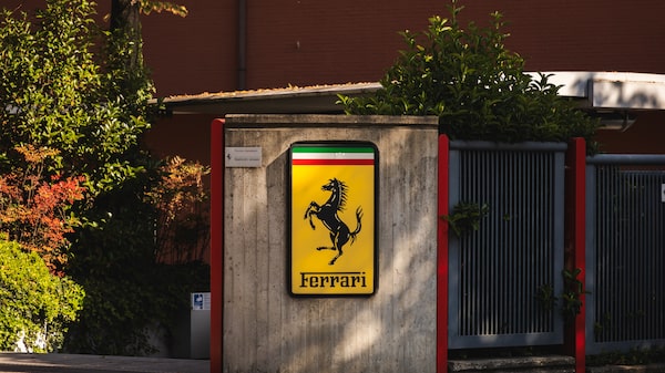 Ferrari define o preço do seu primeiro supercarro elétrico, dizem fontes Ferrari define o preço do seu primeiro supercarro elétrico, dizem fontes