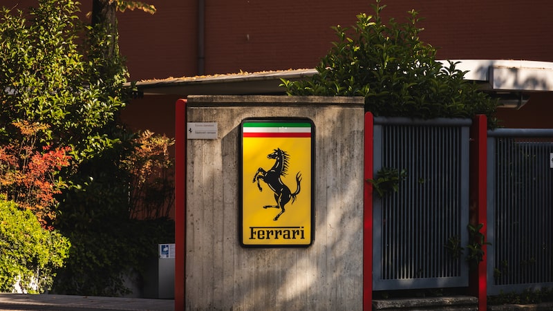 Ferrari define o preço do seu primeiro supercarro elétrico, dizem fontes Ferrari define o preço do seu primeiro supercarro elétrico, dizem fontes