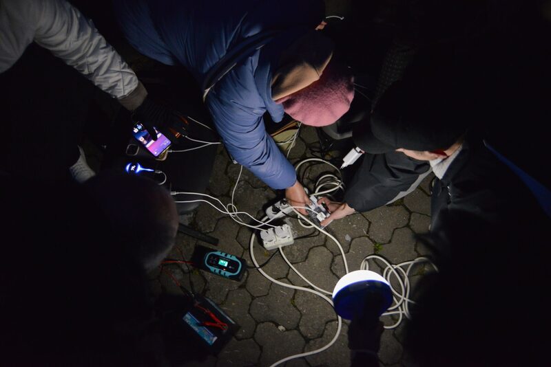 La gente carga sus teléfonos y dispositivos electrónicos en el Punto de Invencibilidad, instalado debido a un corte de energía tras el ataque con drones rusos el 1 de octubre de 2025 en Slavutych, Ucrania. La gente carga sus teléfonos y dispositivos electrónicos en el Punto de Invencibilidad, instalado debido a un corte de energía tras el ataque con drones rusos el 1 de octubre de 2025 en Slavutych, Ucrania.