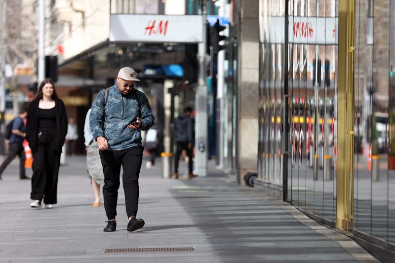Los compradores pasan por delante de las tiendas en Auckland, Nueva Zelanda, el martes 13 de septiembre de 2022 Los compradores pasan por delante de las tiendas en Auckland, Nueva Zelanda, el martes 13 de septiembre de 2022