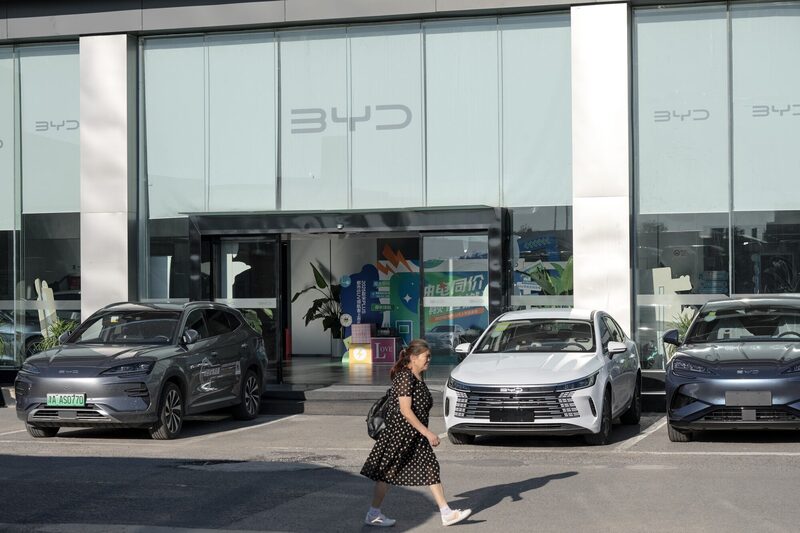 Concessionária da BYD em Pequim: setor de revenda enfrenta momento desafiador com queda nas receitas (Foto: Na Bian/Bloomberg) Concessionária da BYD em Pequim: setor de revenda enfrenta momento desafiador com queda nas receitas (Foto: Na Bian/Bloomberg)