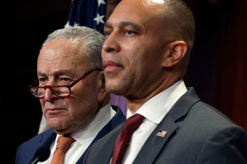 Charles Schumer (D-NY (L) y el líder de la minoría de la Cámara Hakeem Jeffries (D-NY) Charles Schumer (D-NY (L) y el líder de la minoría de la Cámara Hakeem Jeffries (D-NY)