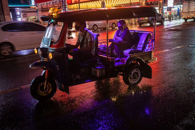 Viajar en tuk-tuk es una forma clásica de moverse por la ciudad. Fotógrafo: Vivek Prakash/Getty Images AsiaPac Viajar en tuk-tuk es una forma clásica de moverse por la ciudad. Fotógrafo: Vivek Prakash/Getty Images AsiaPac