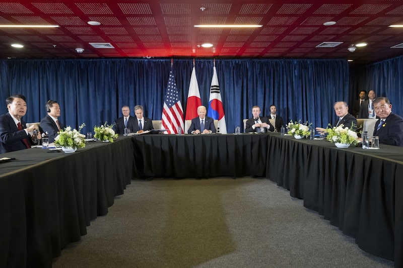 El presidente Biden dijo a los líderes de Japón y Corea del Sur que sus esfuerzos eran esenciales para “contrarrestar la peligrosa y desestabilizadora cooperación de Corea del Norte con Rusia”. El presidente Biden dijo a los líderes de Japón y Corea del Sur que sus esfuerzos eran esenciales para “contrarrestar la peligrosa y desestabilizadora cooperación de Corea del Norte con Rusia”.