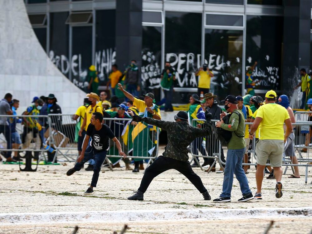 Manifestantes invaden y depredan los edificios de los Tres Poderes de la capital de Brasil (Foto: Marcelo Camargo/Agência Brasil) Manifestantes invaden y depredan los edificios de los Tres Poderes de la capital de Brasil (Foto: Marcelo Camargo/Agência Brasil)