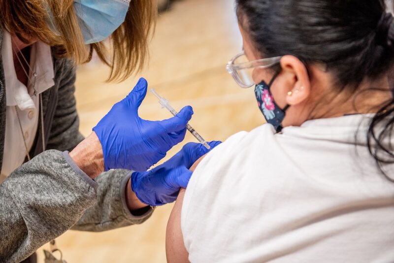 Una persona se aplica una vacuna contra el Covid-19 en EE.UU. Una persona se aplica una vacuna contra el Covid-19 en EE.UU.