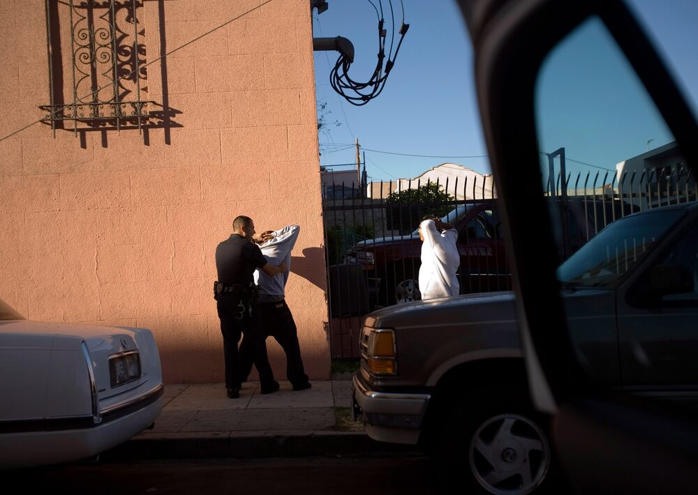 Agentes de la unidad de bandas del Departamento de Policía de Los Ángeles detienen y cachean a un conocido miembro de la banda de la calle 18 en agosto de 2006. Fotógrafo: Robert Nickelsberg/Getty Images Agentes de la unidad de bandas del Departamento de Policía de Los Ángeles detienen y cachean a un conocido miembro de la banda de la calle 18 en agosto de 2006. Fotógrafo: Robert Nickelsberg/Getty Images