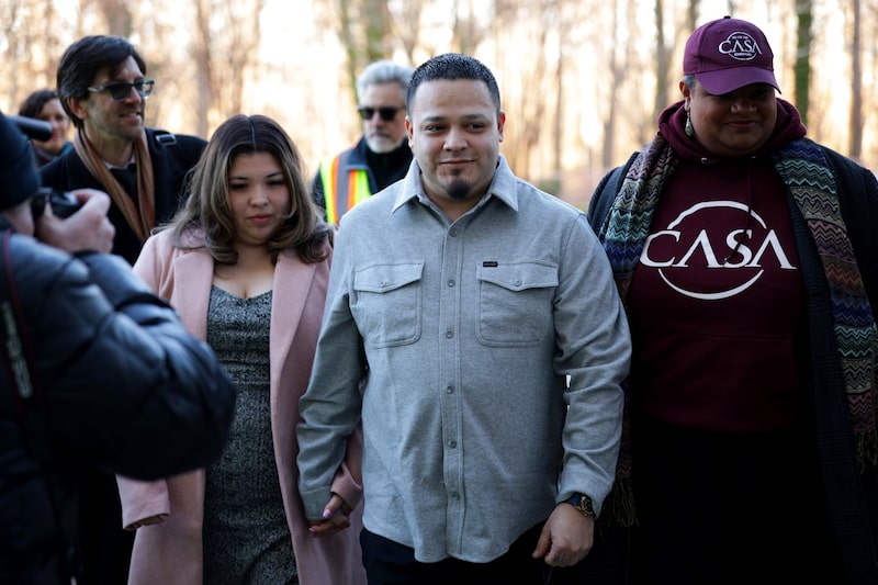 Kilmar Abrego García llega con su esposa y su abogado al Tribunal Federal de Distrito para el Distrito de Maryland en Greenbelt, Maryland, el 22 de diciembre.
Fotógrafo: Alex Wong/Getty Images Kilmar Abrego García llega con su esposa y su abogado al Tribunal Federal de Distrito para el Distrito de Maryland en Greenbelt, Maryland, el 22 de diciembre.
Fotógrafo: Alex Wong/Getty Images