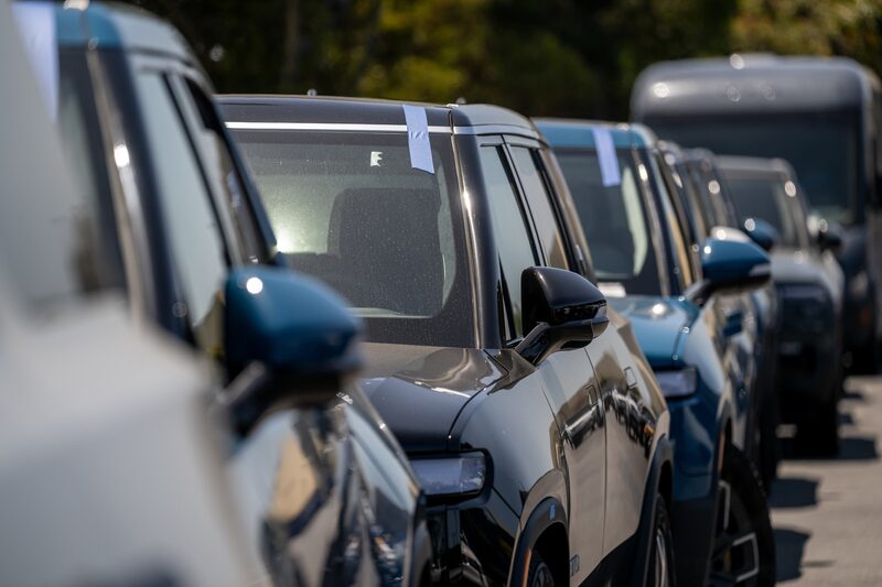 Vehículos eléctricos Rivian R1S y R1T en un concesionario y centro de servicio en el sur de San Francisco, California. Foto: David Paul Morris/Bloomberg Vehículos eléctricos Rivian R1S y R1T en un concesionario y centro de servicio en el sur de San Francisco, California. Foto: David Paul Morris/Bloomberg