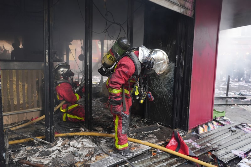 Los bomberos evalúan los daños materiales durante las manifestaciones en París, el 17 de octubre. Fotógrafo: Nathan Laine/Bloomberg Los bomberos evalúan los daños materiales durante las manifestaciones en París, el 17 de octubre. Fotógrafo: Nathan Laine/Bloomberg