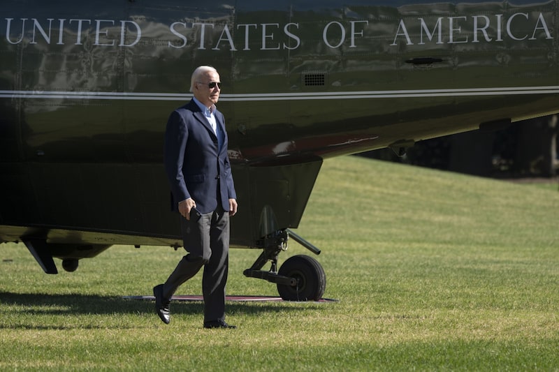 El presidente de EE. UU., Joe Biden, camina por el jardín sur de la Casa Blanca después de llegar al Marine One en Washington, DC, EE. UU., el lunes 10 de octubre de 2022. El presidente de EE. UU., Joe Biden, camina por el jardín sur de la Casa Blanca después de llegar al Marine One en Washington, DC, EE. UU., el lunes 10 de octubre de 2022.