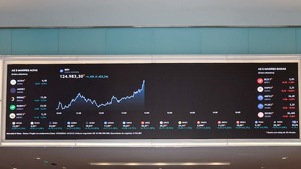 Ibovespa sobe na contramão do exterior no último pregão antes do Natal; dólar recua Ibovespa sobe na contramão do exterior no último pregão antes do Natal; dólar recua
