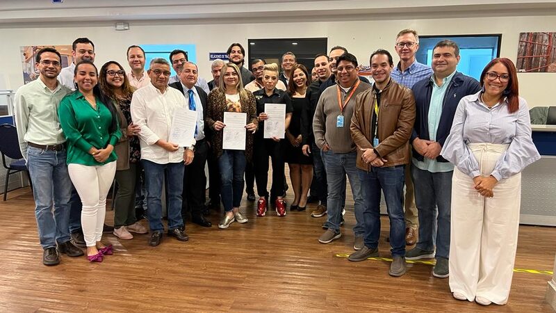 Pilotos y ejecutivos de Copa Airlines junto a funcionarios del Ministerio de Trabajo y Desarrollo Laboral (Mitradel) Pilotos y ejecutivos de Copa Airlines junto a funcionarios del Ministerio de Trabajo y Desarrollo Laboral (Mitradel)